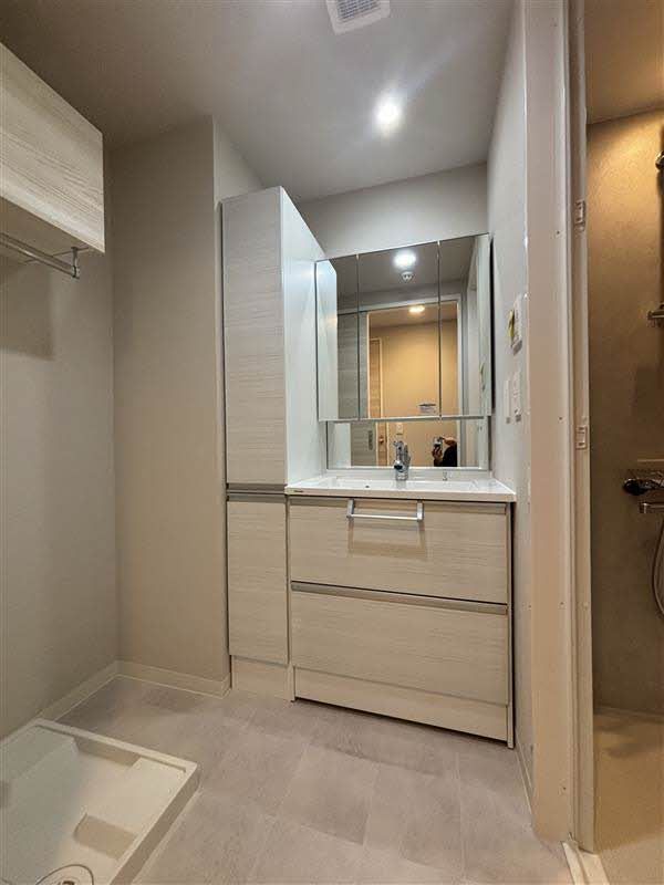 その他部屋・スペース　清潔感あふれる洗面台で、化粧品や洗面用具をすっきりと収納で…