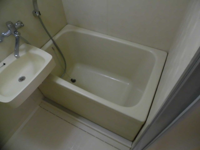 バス・シャワールーム　バストイレが別なのでお風呂でゆっくりできますね