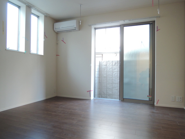 居室・リビング　★角部屋２面窓あり★