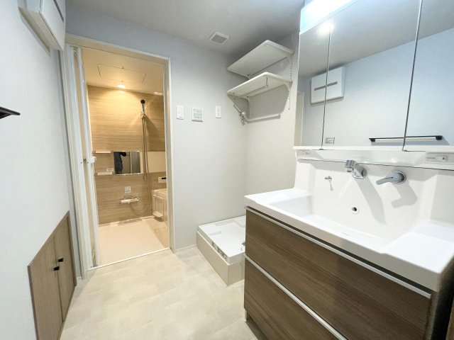 洗面設備　広大な床下収納(4.5帖)付き、季節家電などの収納に