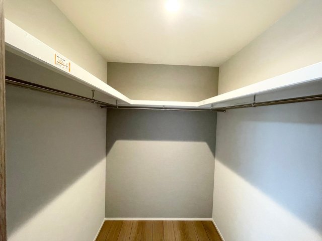 収納　2帖サイズのハンガーパイプ付きウォークインクローゼット