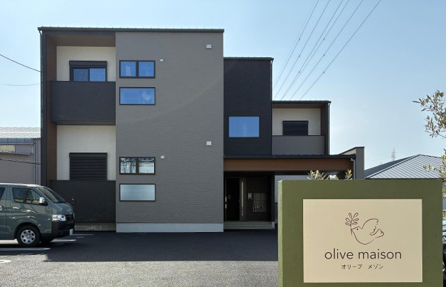 建物外観　オシャレな外観に、癒しをプラスするオリーブ植栽