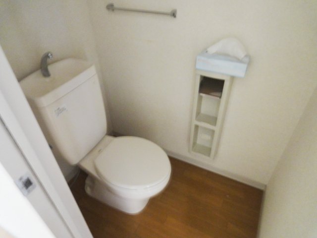 トイレ　別号室の写真です（反転）