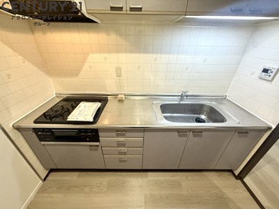 キッチン　収納も作業スペースも豊富な３口ガスコンロ付きです☆