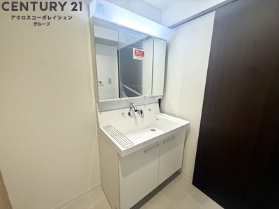 洗面設備　3面鏡の独立洗面化粧台付き☆