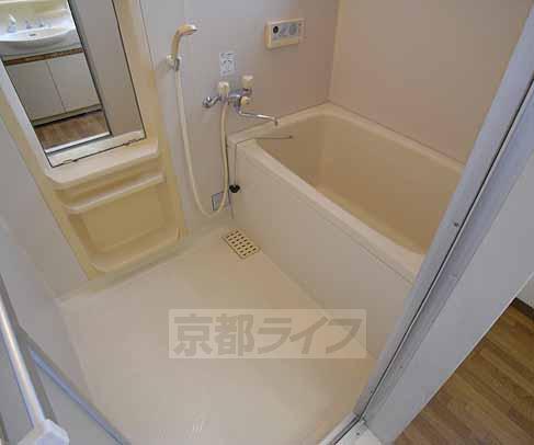 バス・シャワールーム　バスルームも広々。