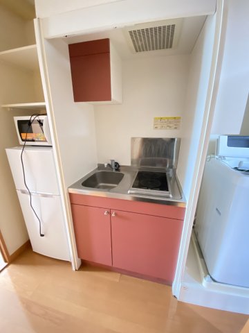 居室・リビング　テレビやベッドなどが整然と配置されています。