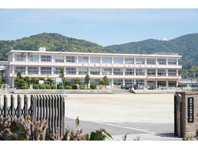 小学校　蒲郡市立塩津小学校（小学校）まで112m