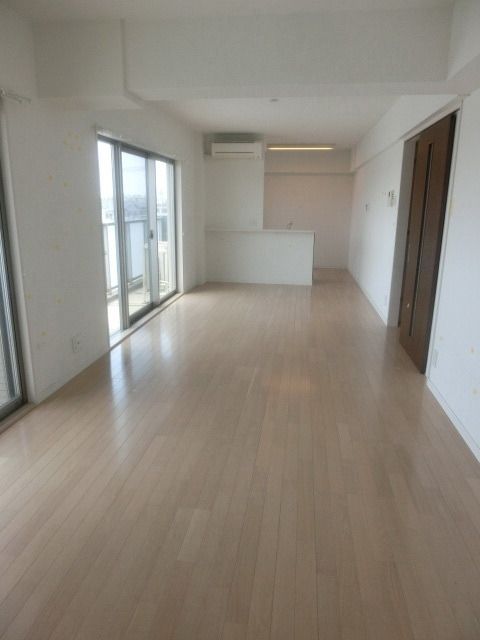 居室・リビング　ゆったり１７，８帖のリビングでくつろげますね