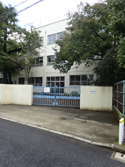中学校　中野区立北中野中学校（中学校）まで592m