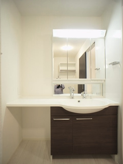 洗面設備　洗髪洗面化粧台と洗濯機置き場があります♪