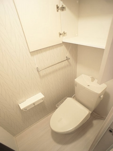 トイレ　温水洗浄暖房便座機能付きです♪