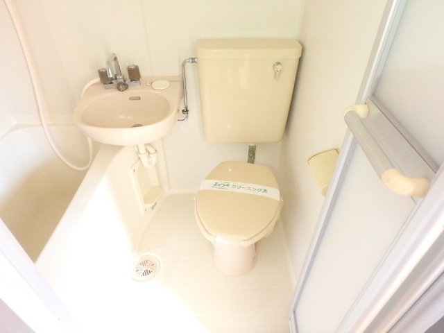 トイレ　別のお部屋です。間取りは反転です。