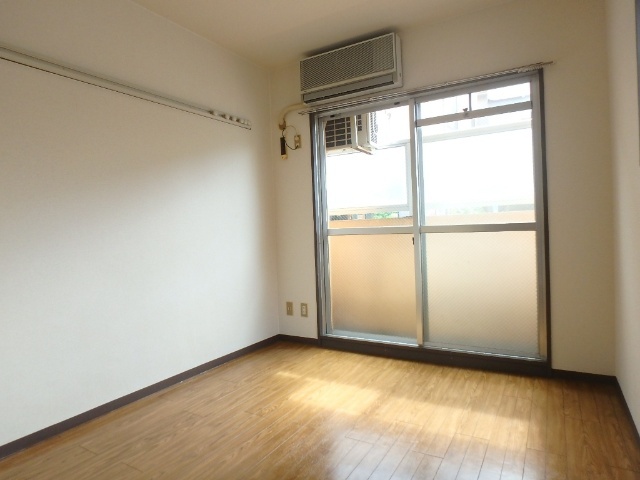 居室・リビング　別のお部屋です。間取りは反転です。