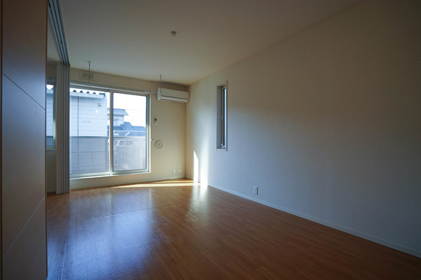 居室・リビング　同じ建物の別なお部屋