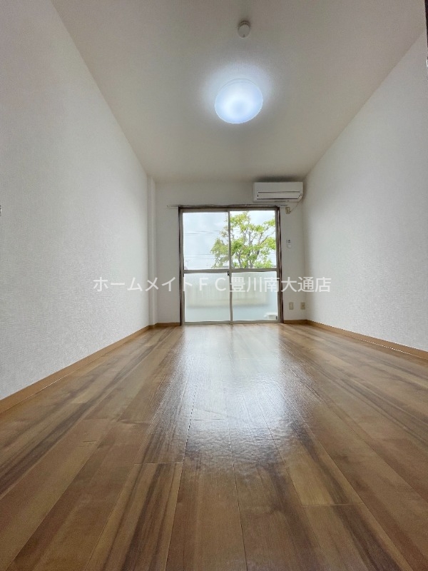 居室・リビング　同型別部屋写真（反転）