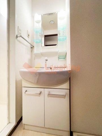 洗面設備　ゆったりとスペースのある洗面所