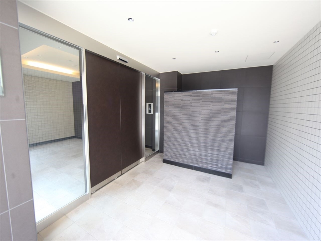 エントランス　エントランス　防犯カメラ付　オートロック　宅配ＢＯＸ