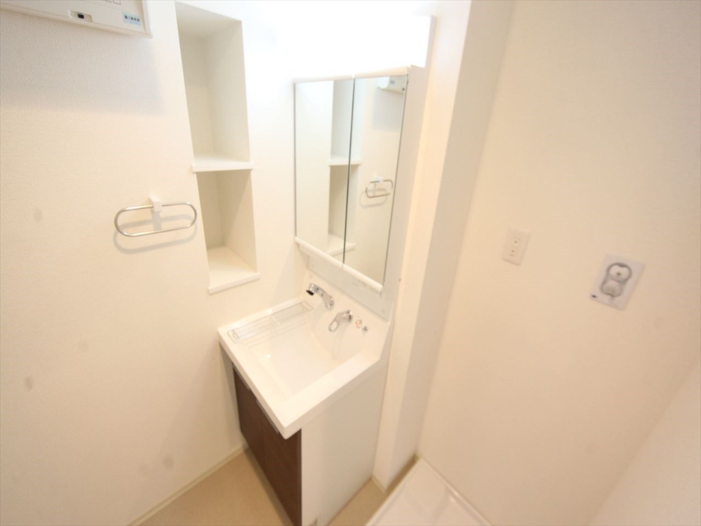 洗面設備　脱衣所　独立洗面台（シャンプードレッサー付）収納スペース有
