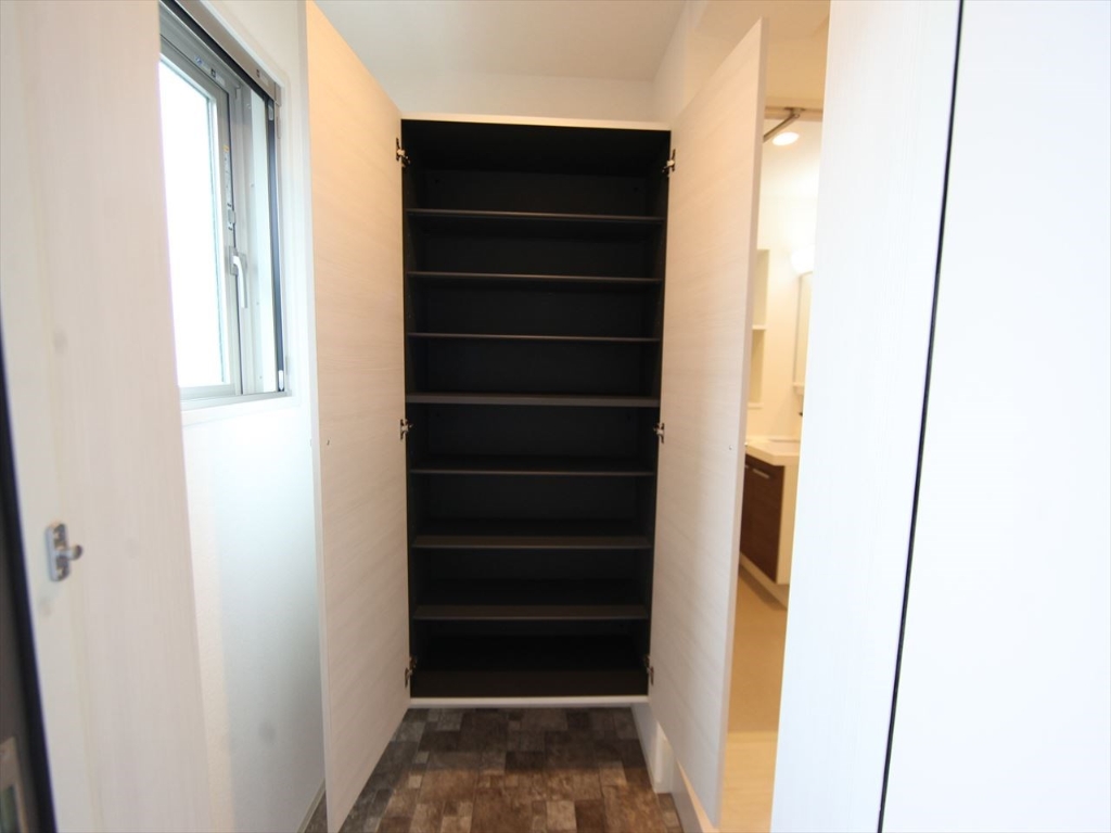 玄関　玄関　シューズボックス付（収納充実してます）