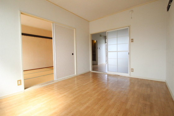 居室・リビング　※別号室の写真です