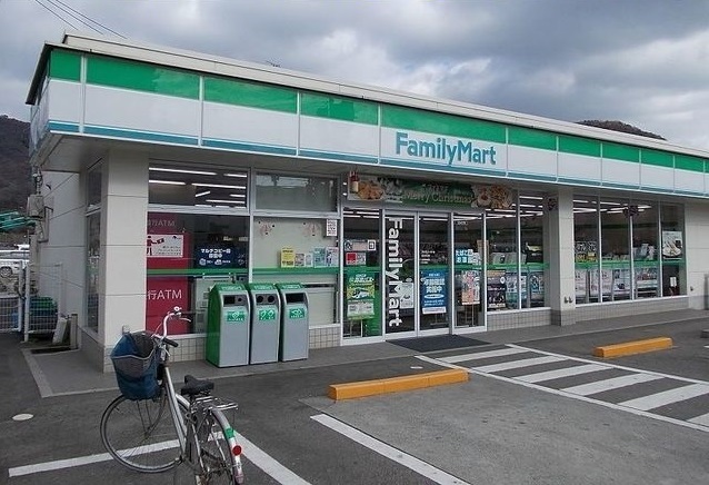 コンビニ　ファミリーマート（コンビニ）まで1300m