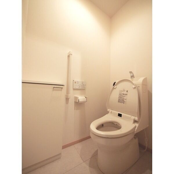 トイレ　温水洗浄便座