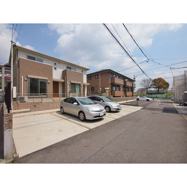 駐車場　各戸、駐車場2台分スペース有(1台:賃料込み、2台目:別途要