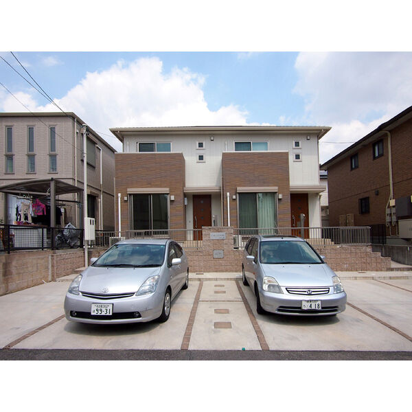 建物外観　左:WEST　/　右:EAST