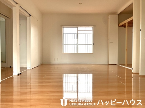 その他部屋・スペース　洋室の間に間仕切り壁と引戸があります。