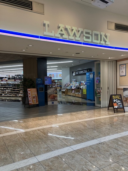 コンビニ　ローソンゲートシティ大崎アトリウ（コンビニ）まで370m