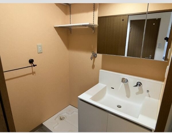 洗面設備　※写真は同じマンションの違う部屋のものになります。