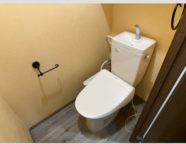 トイレ　※写真は同じマンションの違う部屋のものになります。