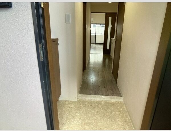 玄関　※写真は同じマンションの違う部屋のものになります。