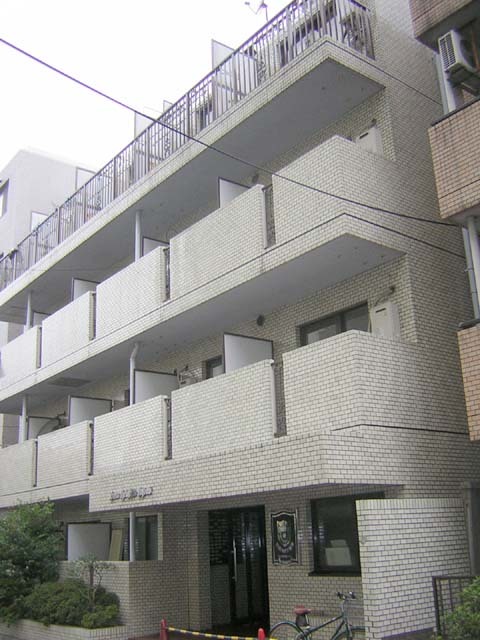 建物外観　鉄筋コンクリート造５階建て