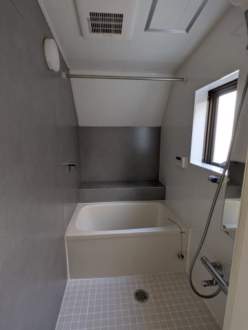 バス・シャワールーム　浴室。お洒落な壁のカラー。小窓がついていて風通し良好。