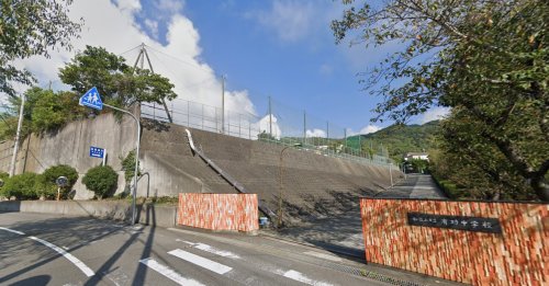 中学校　和歌山市立有功中学校（中学校）まで1004m