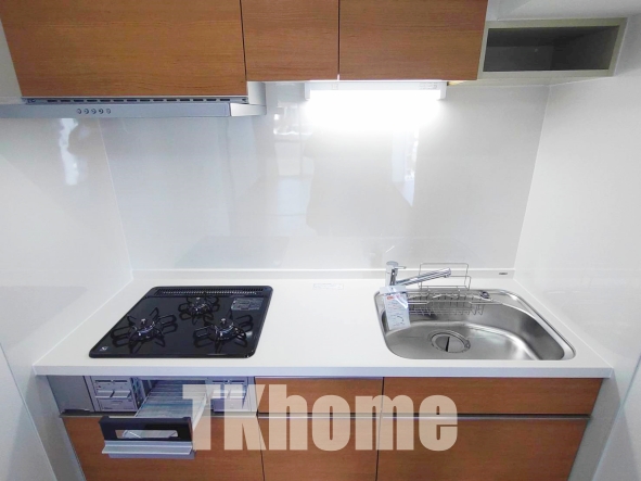 キッチン　新規交換したキッチン　3つ口ガスコンロ