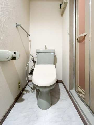 トイレ　落ち着いた色調のトイレです