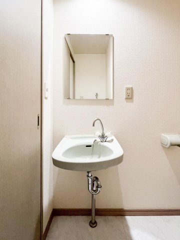 洗面設備　朝の支度にも助かる、独立の洗髪洗面化粧台