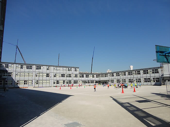 小学校　世田谷区立芦花小学校（小学校）まで524m