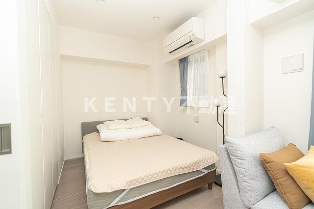 その他部屋・スペース　落ち着いた色調の寝室です