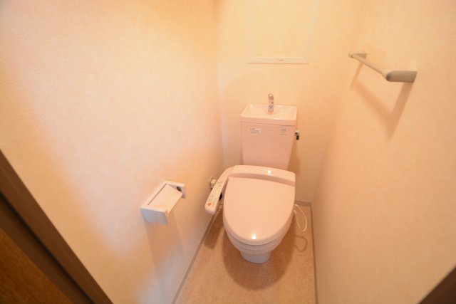 トイレ　温水洗浄便座付きのトイレです♪