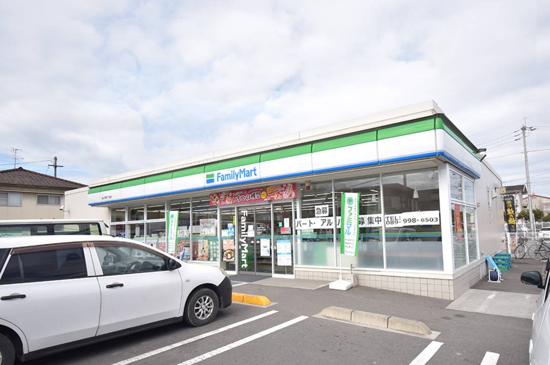 コンビニ　ファミリーマート松山竹原三丁目店（コンビニ）まで385m