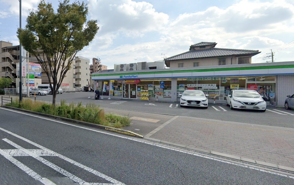 コンビニ　ファミリーマート 八尾春日町店（コンビニ）まで359m