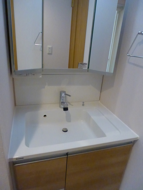 洗面設備　★三面鏡付きのシャンプードレッサー★