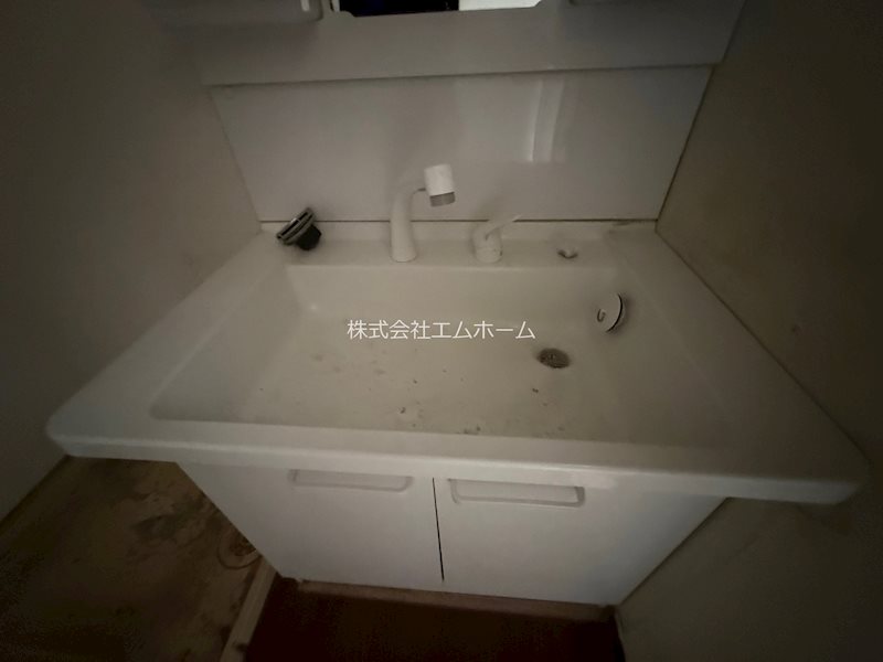 洗面設備　脱衣所　独立洗面台（シャンプードレッサー付）リフォーム前