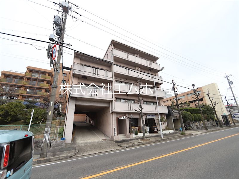 建物外観　外観　オートロック　敷地内平面駐車場　屋根付駐輪場