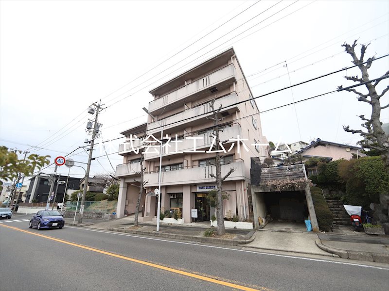 建物外観　外観　オートロック　敷地内平面駐車場　屋根付駐輪場