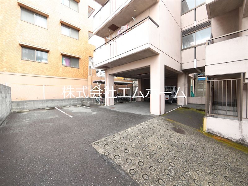 建物外観　外観　オートロック　敷地内平面駐車場　屋根付駐輪場